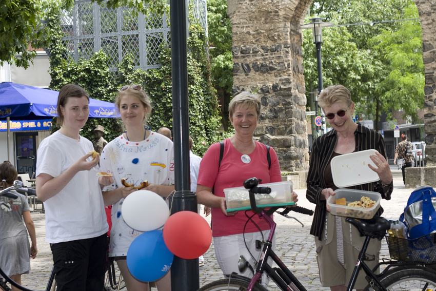 Verdiente Pause
für die Künstler
Versorgt wurden viele von Bü.Ne Mitglieder. Sie versorgten die Künstler mit Muffins, Getränke und vielem mehr.
Schlüsselwörter: Stromkästen