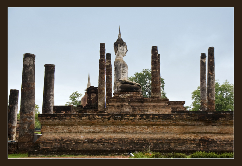 Wat Mahathat
(„Tempel der großen Reliquie“) ist eine buddhistische Tempelanlage (Wat) 
In der Blütezeit des Königreichs umfassten die Mauern des Wat Mahathat ein Gelände von etwa 200 Meter mal 200 Meter und schlossen nahezu zweihundert Chedis und eine Anzahl kleinere Gebäude ein.
Die an seiner Westseite angelegte Buddha-Statue ist original und wurde in neuerer Zeit renoviert.
Schlüsselwörter: Thailand