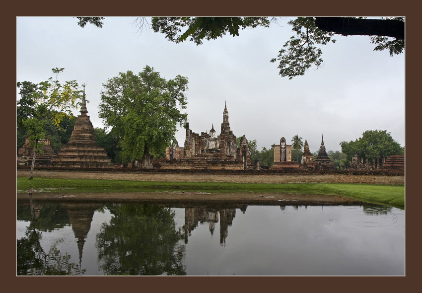 Wat Mahathat
Der Wat Mahathat steht im Zentrum des Geschichtsparks Sukhothai, von den Einheimischen „Mueang Khao“ (Alte Stadt) genannt.
Schlüsselwörter: Thailand