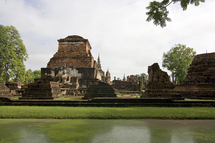 Historical Park Sukhothai
Durch die Befestigungen führten insgesamt vier Eingangstore in die Stadt. Innerhalb dieser Mauern sind die Überreste des königlichen Palastes und die von mehr als 20 Tempeln zu sehen, von denen der größte der Wat Mahathat ist.
Schlüsselwörter: Thailand