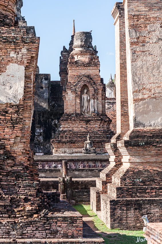 Geschichtspark Sukhothai
Das zentrale Heiligtum des Wat Mahathat
Blick auf einen schreitenden Buddha
Schlüsselwörter: Thailand Geschichtspark Sukhothai
