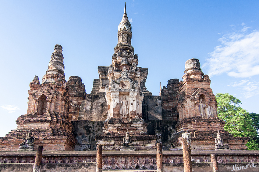 Geschichtspark Sukhothai
Das zentrale Heiligtum des Wat Mahathat
Den Streit der Angehörigen schlichtend: Der Buddha ist hier aufrecht stehend dargestellt, seine Angehörigen mit der „abhaya mudra“ der rechten Hand beruhigend. Der linke Arm hängt locker an seiner Seite. Traditionell ist diese Statue mit den Menschen verbunden, die an einem Montag geboren wurden.
Schlüsselwörter: Thailand Geschichtspark Sukhothai