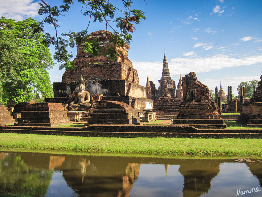 Geschichtspark Sukhothai
1976 legte die thailändische Regierung fest, dass die Ruinenfelder zu einem Geschichtspark („Historical Park“) ausgebaut werden sollten. Die endgültige Restaurierung wurde 1988 abgeschlossen, als der Sukhothai Historical Park durch König Bhumibol Adulyadej eingeweiht wurde. Am 12. Dezember 1991 wurde der Geschichtspark zusammen mit ähnlichen Parks in Si Satchanalai und in Kamphaeng Phet zu einem Teil des Weltkulturerbes der UNESCO erklärt.
laut Wikipedia
Schlüsselwörter: Thailand Geschichtspark Sukhothai