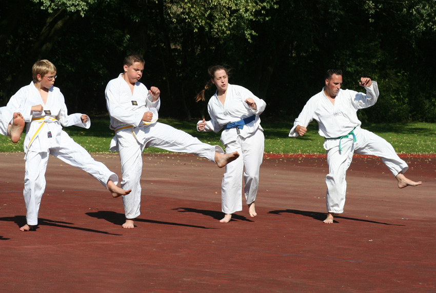 Sportfestimpressionen 03
Takwon-Do Vorführung
Schlüsselwörter: Sportfest   Grefrath   SV Germania   Takwon-Do