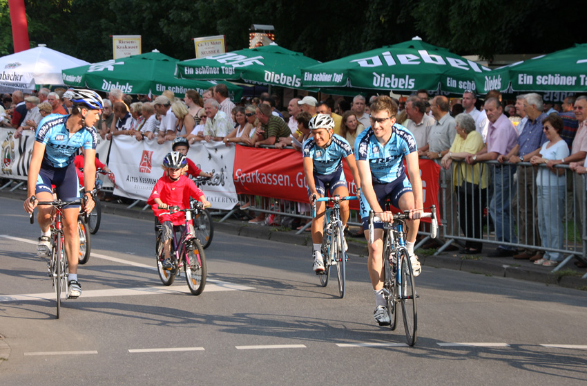 In die Mitte genommen
wurde die "Jüngsten" von den Profis
Schlüsselwörter: Tour de Neuss Jugend