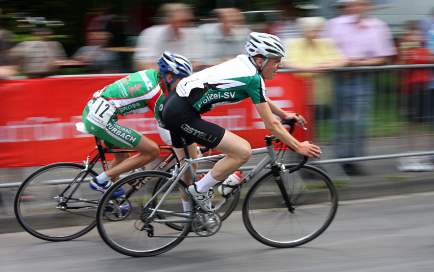 Ein Gefühl der Geschwindigkeit
bekommt man hier bei der Tour de Neuss
Schlüsselwörter: Tour de Neuss Mitzieher