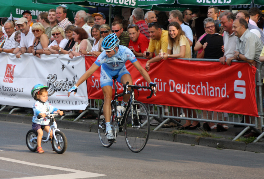 Tour de Neuss
Markus Fothen dreht eine Runde mit seiner Tochter
Schlüsselwörter: Tour de Neuss Markus Fothen