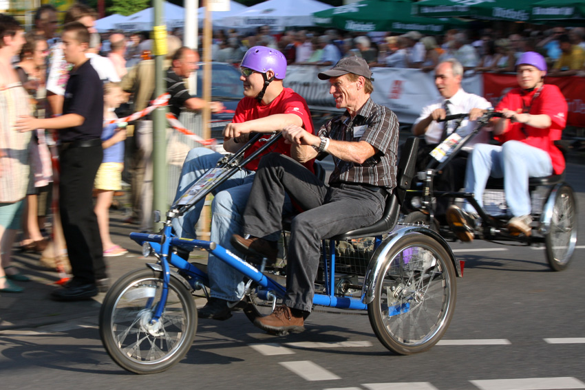 Tour de Neuss
Mit der Aktion "Tandem" unterwegs
Gemeinsam für mehr Integration Behinderter
Schlüsselwörter: Tour de Neuss Tandem