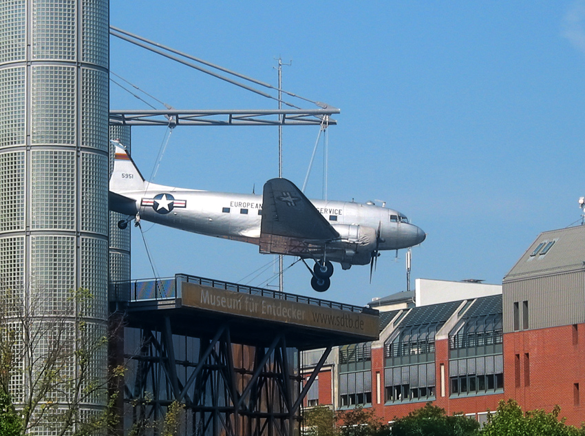 Abgehoben
Nahe dem Potsdamer Platz hat dieses technische Kulturforum seine unverwechselbare Lage: am Gleisdreieck auf dem Gelände des ehemaligen Anhalter Güterbahnhofs. Der große Museumspark mit Wind- und Wassermühlen, Schmiede sowie Brauerei ist eine Naturoase inmitten der Großstadt.
Schlüsselwörter: Technikmuseum Berlin