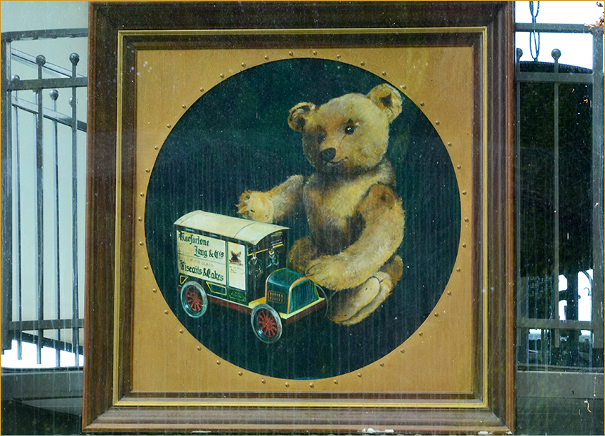 Teddy
Das Affenhaus wurde 1848 errichtet auf Wunsch der Fürstin Luise zu Putbus im Schlosspark zu Putbus.
1994 Eröffnung als Puppen- u. Spielzeugmuseum.
Schlüsselwörter: Teddy