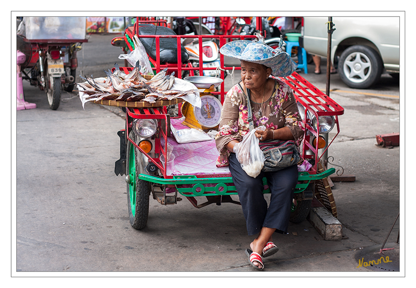 Wat Phra Sri Mahathat
Regelmäßig finden hier Tempelfeste statt, die üblicherweise mit einem ausgedehnten Markt verbunden sind
Schlüsselwörter: Thailand Tempelfest Wat Phra Sri Mahathat Srimahathat