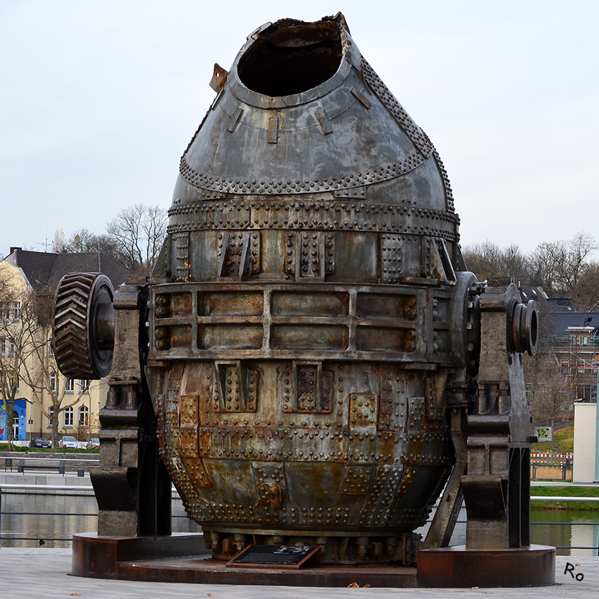 Thomas-Konverter
Das Thomas-Verfahren (auch basisches Windfrischverfahren genannt) war ein so genanntes Blas- oder Windfrischverfahren, bei dem durch Bodendüsen des Konverters, der Thomas-Birne, Luft in das flüssige Roheisen geblasen wurde.
laut Wikipedia
Schlüsselwörter: Thomas Konverter