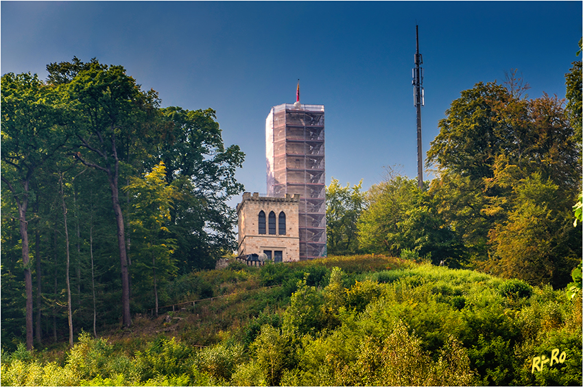 "Die Tillyschanze"
ist ein 25 Meter hoher Aussichtsturm auf der Anhöhe des bewaldeten Rabanenkopfes im Reinhardswald, etwa 90 Meter oberhalb von Hann.Münden.
Schlüsselwörter: Ri Ro