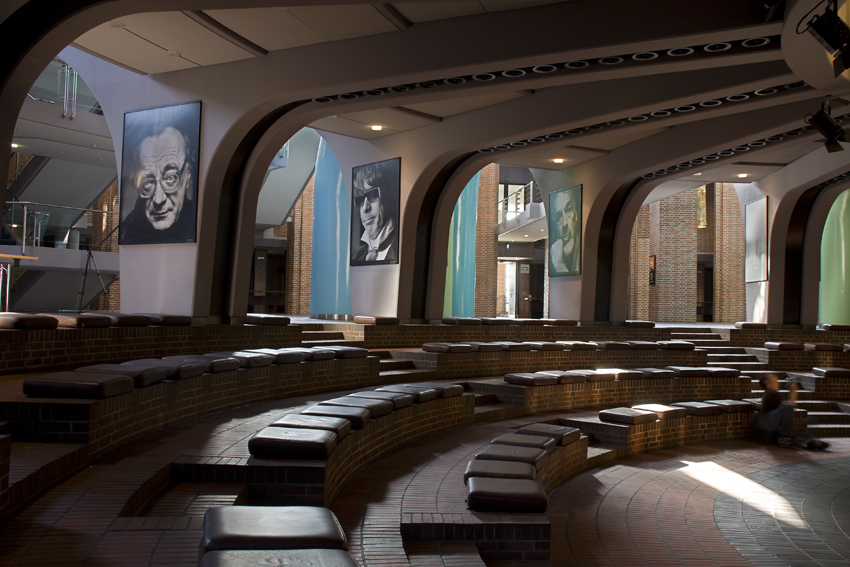 Ausschnitt Rotunde
Die Tonhalle umfasst einen großen Saal mit 1933 Plätzen, einen Kammermusiksaal mit 300 Plätzen und eine Rotunde im Foyer mit 200 bis 400 Plätzen je nach Veranstaltung.
Schlüsselwörter: Rotunde                 Tonhalle             Düsseldorf