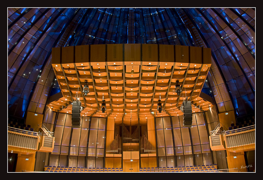 Tonhalle
Von 1976 bis 1978 wurde unter der stadtbekannten Kuppel durch das Architekturbüro Hentrich-Petschnigg & Partner KG ein beinahe halbkugelförmiger Konzertsaal eingebaut, um Düsseldorf einen neuen, echten Konzertsaal zur Verfügung zu stellen. 
Schlüsselwörter: Tonhalle                         Düsseldorf