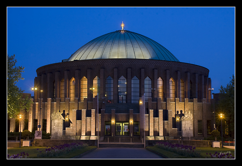 Tonhalle
Die Tonhalle Düsseldorf (auch Neue Tonhalle im Gegensatz zur sogenannten "Alten Tonhalle" an der Tonhallenstraße / Ecke Schadowstraße) ist ein Konzerthaus in Düsseldorf. Es befindet sich nördlich der Altstadt am Rheinufer.
Schlüsselwörter: Tonhalle                             Düsseldorf