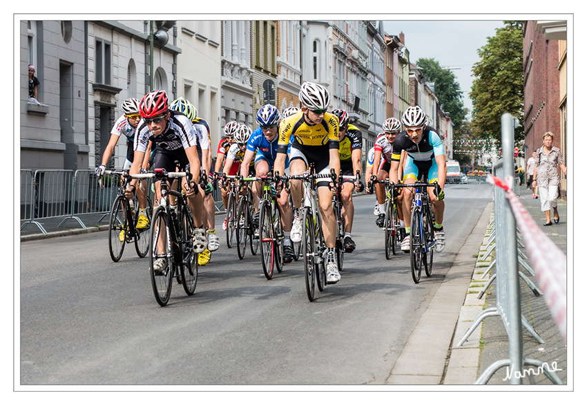 Tour de Neuss
Traditionelle Profi-Elite Radrennveranstaltung des Neusser Radfahrvereins mit hochkarätiger Besetzung und einem interessanten Rahmenprogramm rund um die Rennstrecke Kaiser-Friedrich-Straße (Start und Ziel)
Schlüsselwörter: Tour de Neuss Radrennen