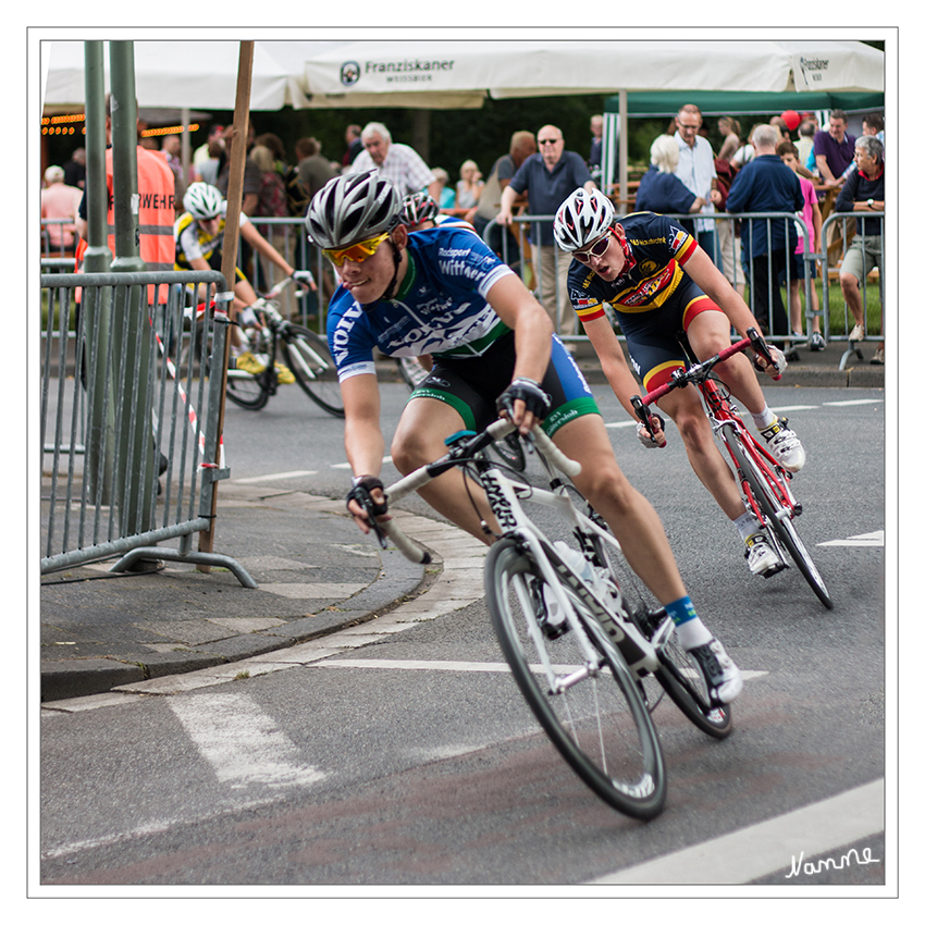 Tour de Neuss
Traditionelle Profi-Elite Radrennveranstaltung des Neusser Radfahrvereins mit hochkarätiger Besetzung und einem interessanten Rahmenprogramm rund um die Rennstrecke Kaiser-Friedrich-Straße (Start und Ziel)
Schlüsselwörter: Tour de Neuss Radrennen