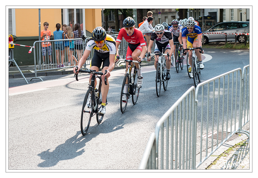 Tour de Neuss
Traditionelle Profi-Elite Radrennveranstaltung des Neusser Radfahrvereins mit hochkarätiger Besetzung und einem interessanten Rahmenprogramm rund um die Rennstrecke Kaiser-Friedrich-Straße (Start und Ziel)
Schlüsselwörter: Tour de Neuss Radrennen