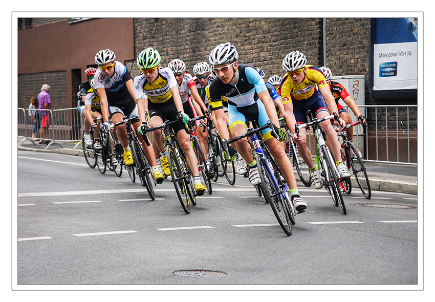 Tour de Neuss
Traditionelle Profi-Elite Radrennveranstaltung des Neusser Radfahrvereins mit hochkarätiger Besetzung und einem interessanten Rahmenprogramm rund um die Rennstrecke Kaiser-Friedrich-Straße (Start und Ziel)
Schlüsselwörter: Tour de Neuss Radrennen