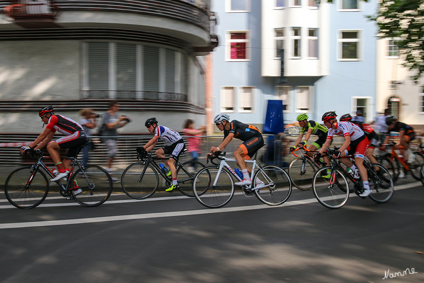 Tour de Neuss 2016
Mitzieher
Seit 2002 zum 15. Mal die "Tour de Neuss" veranstaltet vom Neusser Radsportverein. Sie findet immer 3 Tage nach der Tour de France statt.
Schlüsselwörter: Tour de Neuss