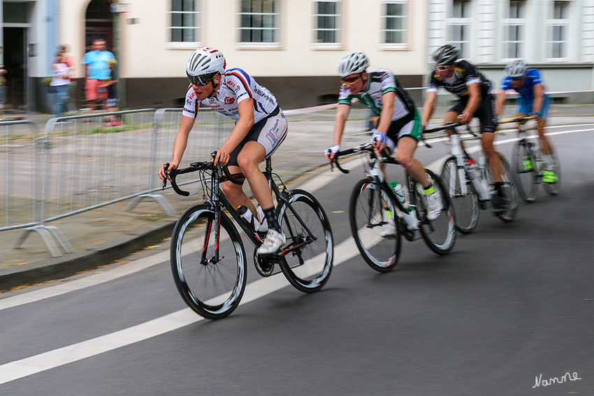 Tour de Neuss 2016
Mitzieher
Seit 2002 zum 15. Mal die "Tour de Neuss" veranstaltet vom Neusser Radsportverein. Sie findet immer 3 Tage nach der Tour de France statt.
Schlüsselwörter: Tour de Neuss