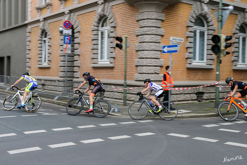 Tour de Neuss 2016
Das Radrennen startet auf der Kaiser-Friedrich-Straße Haus Nr. 80 bis 86, führt entlang der Drususallee (Fahrstreifen stadteinwärts), über die Breite Straße und Kanalstraße wieder zurück zur Kaiser-Friedrich-Straße. Eine Runde ist ungefähr einen Kilometer lang. Es werden bis zu 88 Runden gefahren.
Schlüsselwörter: Tour de Neuss