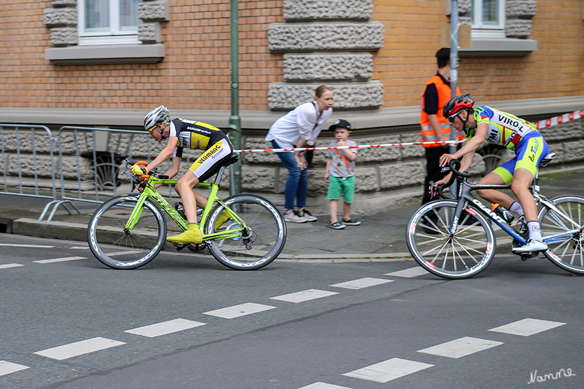 Tour de Neuss 2016
Das Radrennen startet auf der Kaiser-Friedrich-Straße Haus Nr. 80 bis 86, führt entlang der Drususallee (Fahrstreifen stadteinwärts), über die Breite Straße und Kanalstraße wieder zurück zur Kaiser-Friedrich-Straße. Eine Runde ist ungefähr einen Kilometer lang. Es werden bis zu 88 Runden gefahren.
Schlüsselwörter: Tour de Neuss