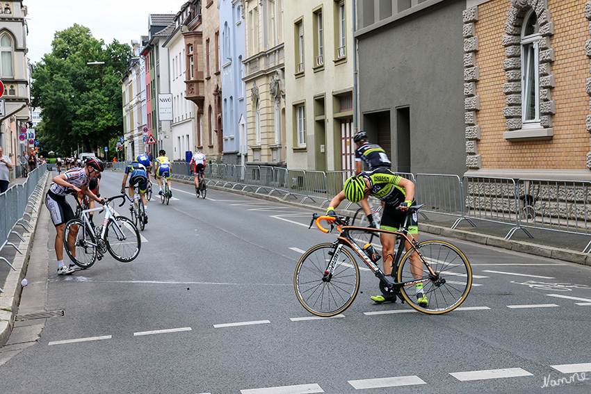 Tour de Neuss 2016
Gestürzt - Aufgestanden - Kette gerichtet - Weitergefahren.
Respekt!
Schlüsselwörter: Tour de Neuss