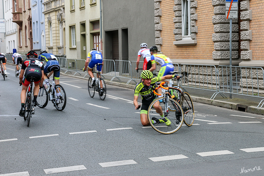 Tour de Neuss 2016
Gestürzt - Aufgestanden - Kette gerichtet - Weitergefahren.
Respekt!
Schlüsselwörter: Tour de Neuss