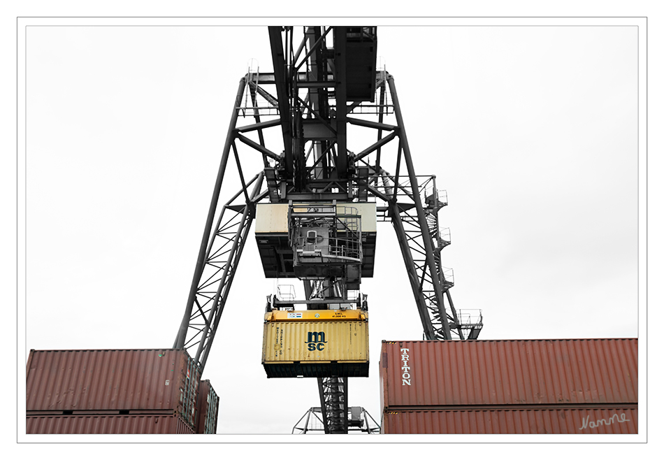 Containerhafen
Durch die zentrale Lage in Europa, den Zugang zum Rhein, der eine der verkehrsreichsten Wasserstraßen der Welt ist, und die Nähe zu den Westhäfen ist Neuss ein hervorragender Logistikstandort.
Schlüsselwörter: Neuss, Hafen