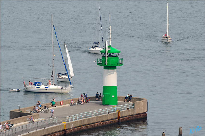 Neue Nordermolenbake
Im Mai 2013 konnte die neue Nordermolenbake ihren Betrieb aufnehmen.

Diese erstreckt sich bis zu dem Punkt, wo die Trave in die Ostsee mündet. Am äußersten Ende befindet sich das Molenfeuer Travemünde ein grün-weißer Leuchtturm.
Schlüsselwörter: Travemünde