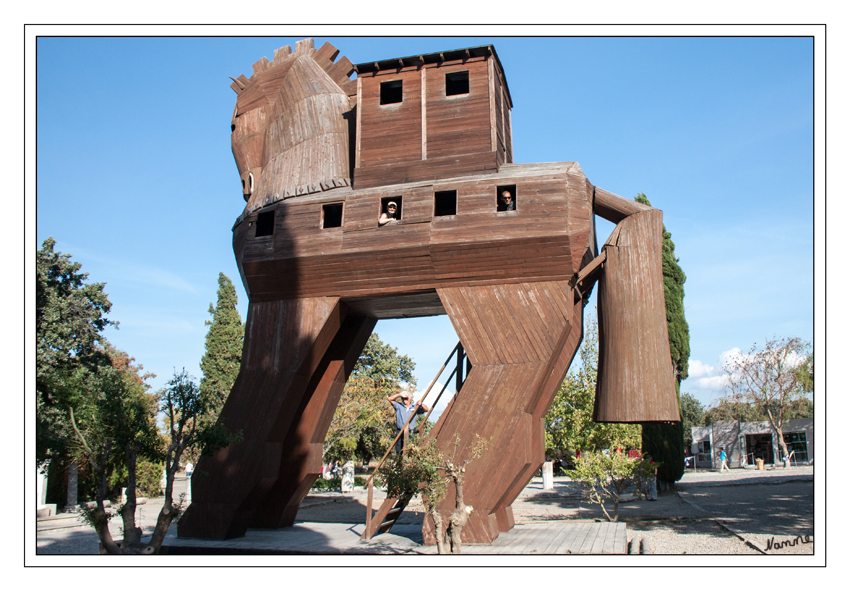 Troja
Gleich am Eingang zum Grabungsgelände von Troja befindet sich das 20 m hohe Trojanische Pferd.
Schlüsselwörter: Türkei Troja