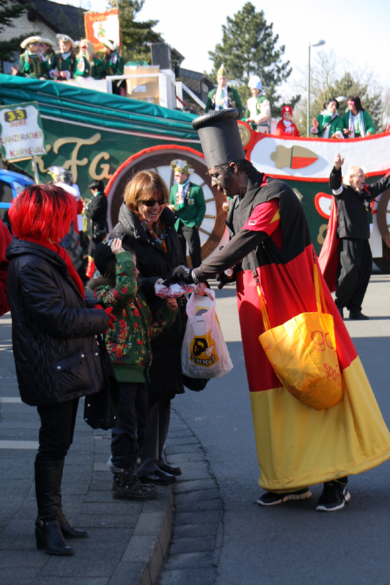 Tulpensonntagumzug
bei strahlenden Sonnenschein
Schlüsselwörter: Karneval                   Tulpensonntagumzug