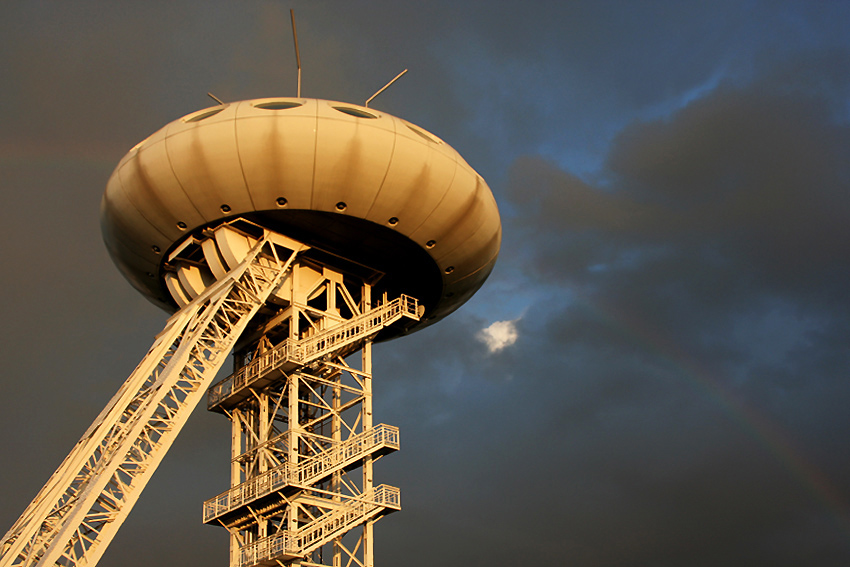 Colani Ei l
Das nach einer Skizze des Designers Luigi Colani gestaltete Objekt soll in anschaulicher Weise den Strukturwandel des Ruhrgebiets verdeutlichen
Schlüsselwörter: Colani Ei   Ufo   Lünen-Brambauer