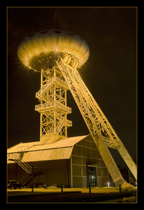 Ufo
Ein Ellipsoid, von Star-Designer Prof. Luigi Colani , das den Förderturm der einstigen Kohlenzeche Minister Achenbach IV krönt. Hier ist Zukunft aus der Vergangenheit entstanden.
Schlüsselwörter: Colani Ei                   Lünen