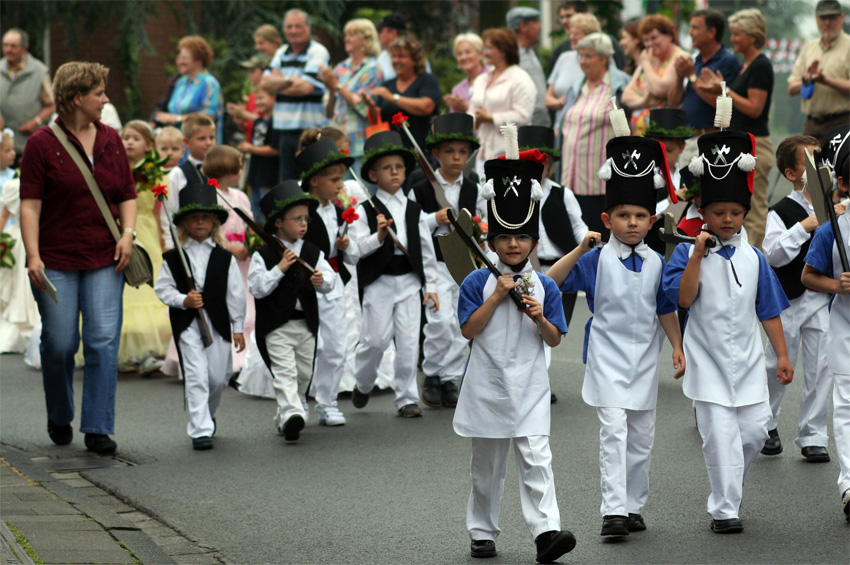 Kindergartenumzug l
Auch die vielen Zuschauer waren begeistert
Schlüsselwörter: Grefrather Schützenfest     Kindergartenumzug