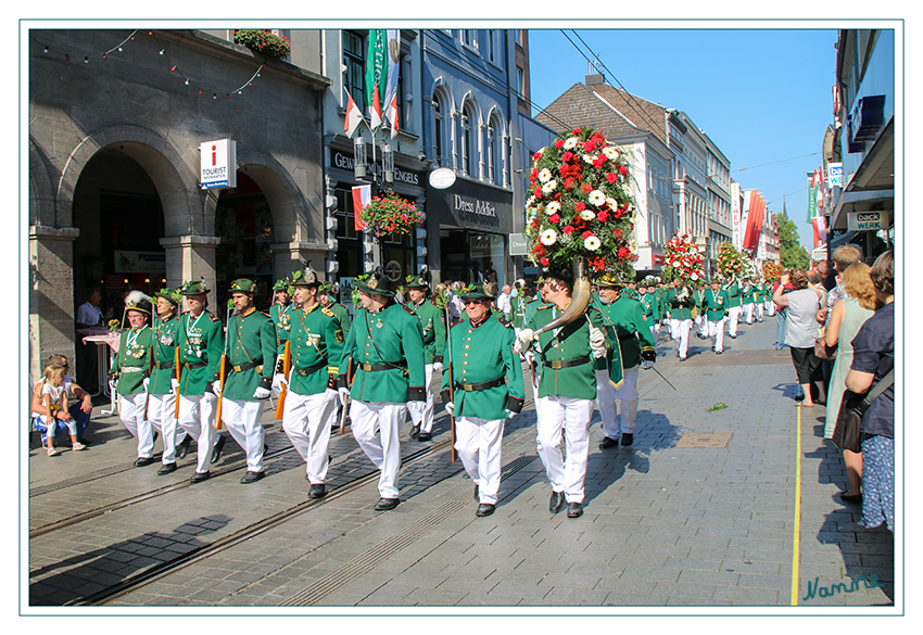 Neusser Bürgerschützenfest
2015
Schlüsselwörter: Neusser Bürgerschützenfest      2015