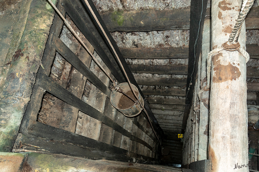 Mondsteinmine
Dies ist tatsächlich eine aktive Mondsteinmine wo in Handarbeit die Steine abgebaut werden.
Schlüsselwörter: Sri Lanka, Mondsteinmine