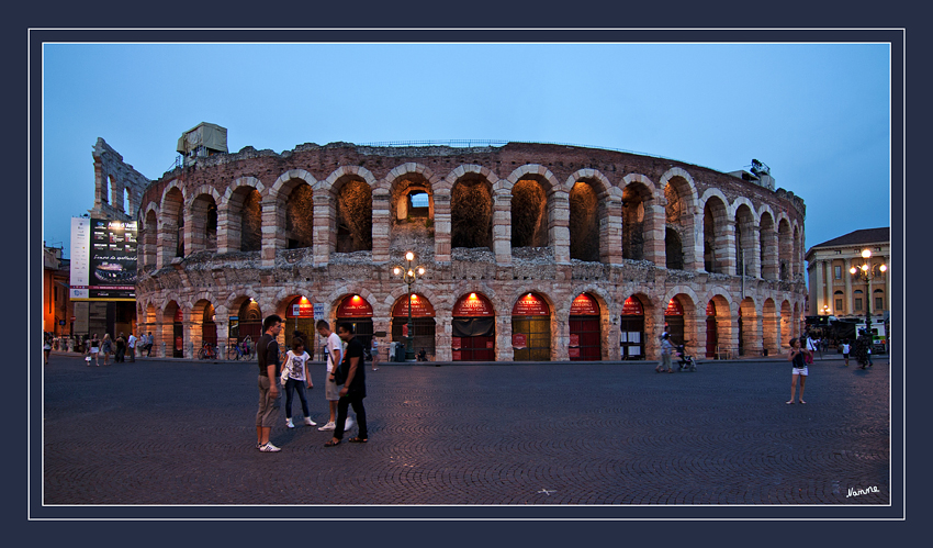 Arena
Das nach dem Kolosseum in Rom und dem Amphitheather von Capua drittgrößte erhaltene altrömische Amphitheater beherrscht von der nördlichen Seite her die Piazza Bra
Schlüsselwörter: Italien Verona