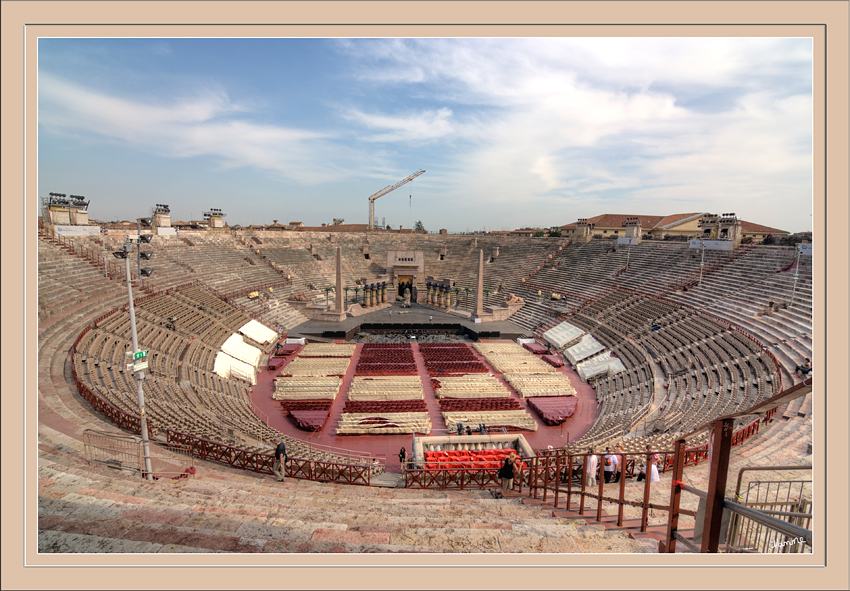 Arena Blick auf den Innenraum
Die 45 Stufenränge des Zuschauerraums sind jeweils etwa 45 Zentimeter hoch und tief und bieten heute 22.000 Zuschauern Platz.
Schlüsselwörter: Italien Verona