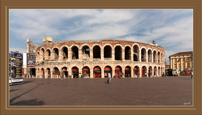 Arena
Im 12. Jh. zogen mehrere Erdbeben das ursprüngliche 152 m lang und 113 m breite Bauwerk schwer in Mitleidenschaft. Die ringförmige Umfassung wurde größtenteils zerstört und das heutige Außengebäude war ursprünglich der schmucklose Innenbereich mit dem die ehemalige, mit Säulen verzierte Ringmauer, verblendet war.
Schlüsselwörter: Italien Verona