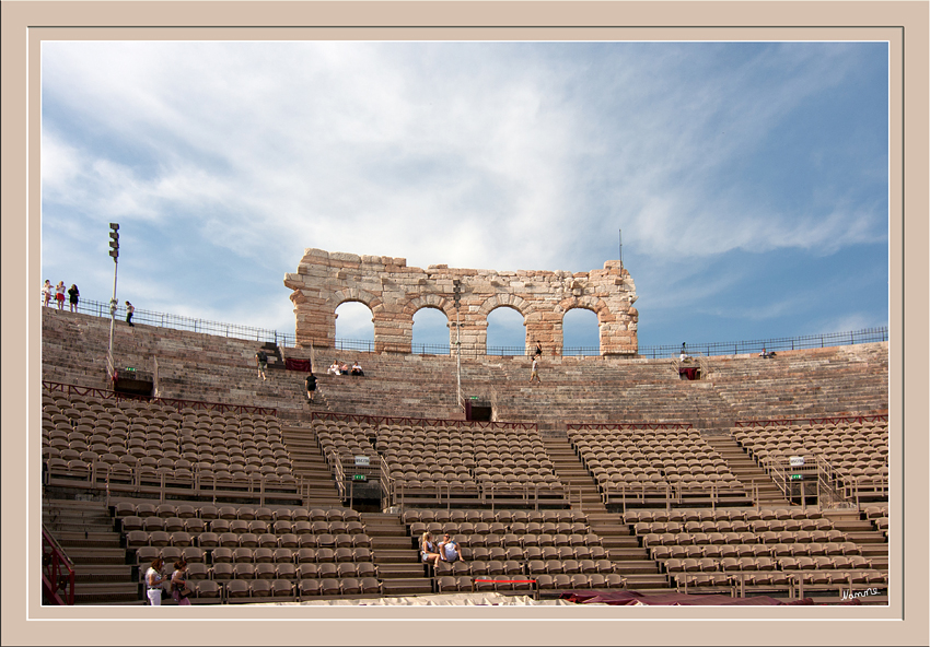Arena mit Flügel
Heute sind nur noch vier Bögen des ehemals die Arena vollständig umfassenden Außenrings erhalten. Sie werden von den Veronesern „l'ala“ – der Flügel – genannt.
Damit war die Arena auf das heutige Maß von 138 m Länge und 109 m Breite verkleinert.
Schlüsselwörter: Italien Verona