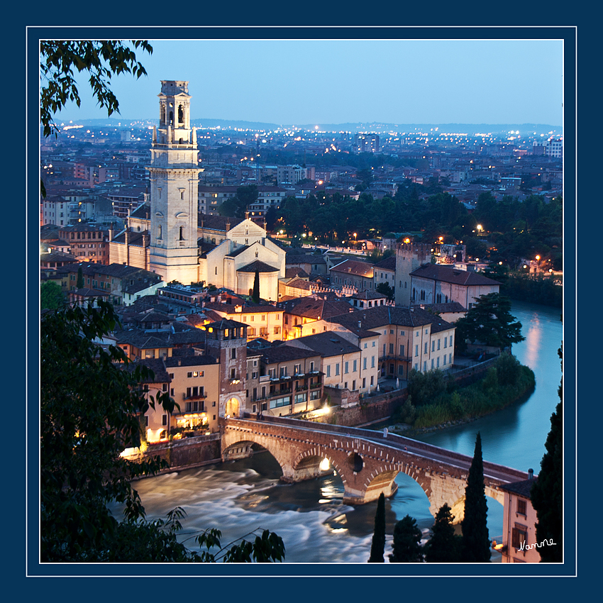 Blick auf Verona
mit links dem Dom Santa Maria Matricolare und die Ponto Pietra. Trotz des schweren Schicksals und der zahlreichen Umgestaltungen, die diese Brücke hinnehmen musste, gehört sie nach wie vor zu einem der wichtigsten veronesischen Monumente aus der Römerzeit.
Schlüsselwörter: Italien Verona