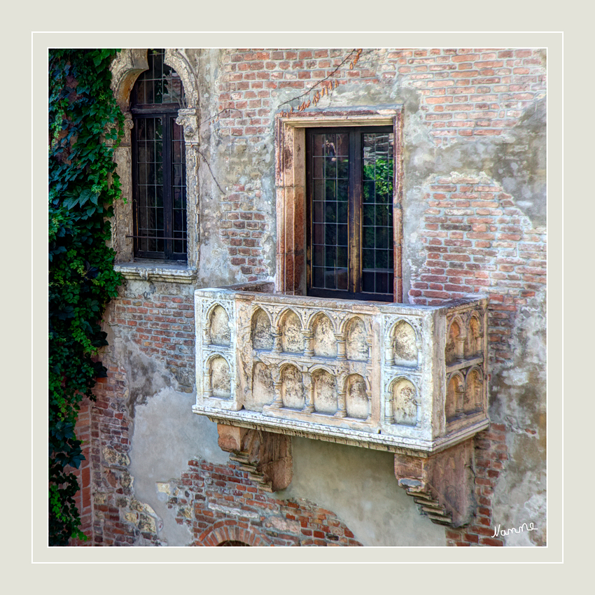 Balkon der Julia
Das Haus Julia (Casa di Giulietta), eine der Hauptattraktionen Veronas mit dem wohl berühmtesten Balkon der Welt.  
Mag man es sehen wie man will, der Platz besitzt heute tatsächlich die Aura einer unglücklichen Liebesgeschichte die es so nie gegeben hat.
Schlüsselwörter: Italien Verona