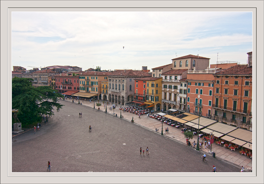 Blick auf die Piazza Bra
Bra bzw. Braida heißt die weite offene Fläche, die umgeben ist von den Palazzi aus dem Mittelalter.
Zahlreiche Restaurants und Bars haben ihre Stühle und Tische auf die breiten Gehwege gestellt.
Schlüsselwörter: Italien Verona