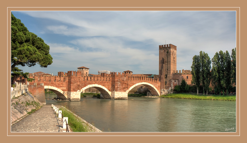 Castelvecchio und die Ponte Scaligero
Die Ponte Scaligero (deutsch: Skaligerbrücke) ist eine mittelalterliche Brücke in Verona über die Etsch. Die Brücke wurde von 1354 bis 1356 von Cangrande II. della Scala errichtet, um ihm im Falle einer Rebellion der Bevölkerung aufgrund seiner tyrannischen Herrschaft einen sicheren Fluchtweg aus der verbundenen gleichnamigen Burg zu verschaffen.
Schlüsselwörter: Italien Verona