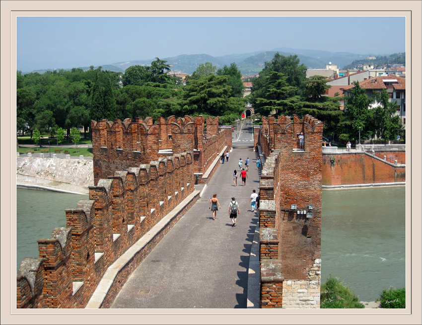 Castelvecchio und die Ponte Scaligero
Die Brücke ist ein Meisterwerk der Ingenieurtechnik, eines der besten Beispiele, die man für das XIV. Jahrhundert zitieren kann. Sie hat drei Bögen und ist insgesamt 119,90 m lang. Die Träger der Brückenpfeiler und die Bogenrücken sind aus lokalen Natursteinen; die gesamte übrige Struktur ist aus Ziegeln.
Schlüsselwörter: Italien Verona