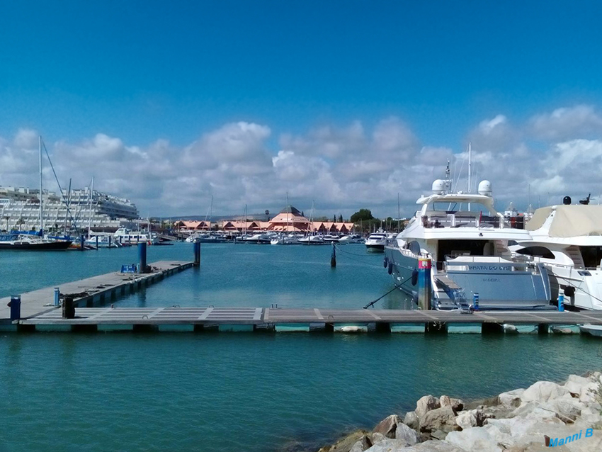 Vilamoura Jachthafen
Im Herzen von Vilamoura (Portugal) befindet sich der Yachthafen, wo über1.000 Schiffe anlegen können. Der Yachthafen ist umgeben von großen Hotels und luxuriösen Ferienhäusern sowie einem großen Casino und zahlreichen Restaurants und  Bars. laut Wikipedia
Schlüsselwörter: Portugal, Vilamoura