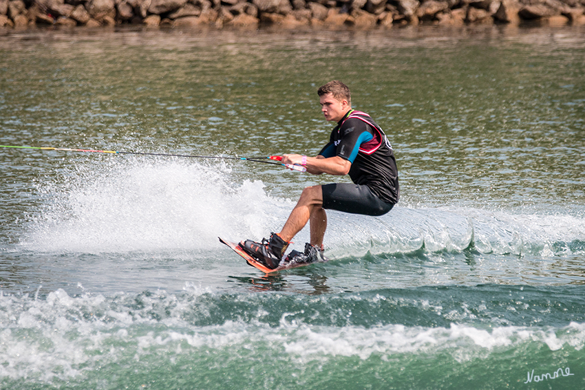 Offene Deutsche Meisterschaft Wakeboard am Boot 
Spektakuläre Sprünge und Stunts sind garantiert bei der Offenen Deutschen Meisterschaft im Wakeboard am Boot, die am Fühlinger See stattfinden wird. Hierbei nutzen die Wakeboarderinnen und Wakeboarder die Bugwelle der Boote um akrobatische Sprünge und Drehungen in der Luft zu präsentieren.
Schlüsselwörter: Wakeboard, Fühlinger See